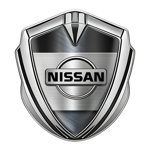Nissan Emblem Logo Schriftzug Aufkleber Silbertonfarbe Klares Design aus poliertem Metall