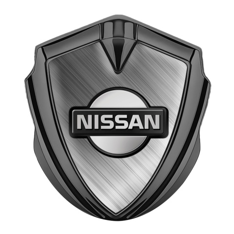 Nissan Emblem Logo Schriftzug Aufkleber Graphit Tonfarbe Geburstetes Aluminium Basis mit Dunkles Logo