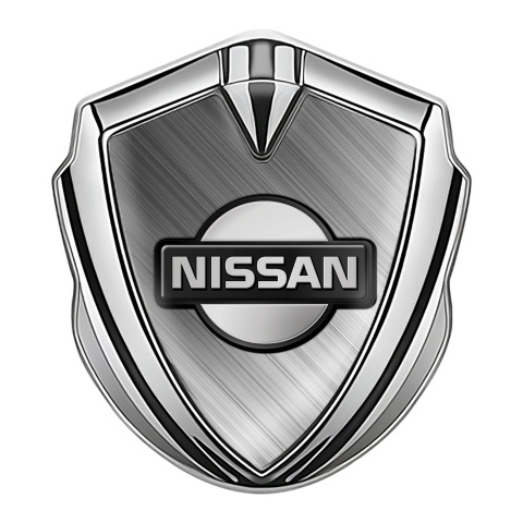 Nissan Emblem Logo Schriftzug Aufkleber Silbertonfarbe Geburstetes Aluminium Basis mit Dunkles Logo
