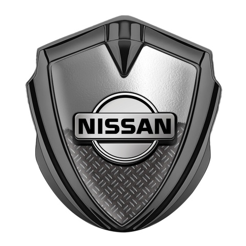 Nissan Abzeichen selbstklebend Graphit Tonfarbe Zerrissenes Metall Effekt mit Grau Logo