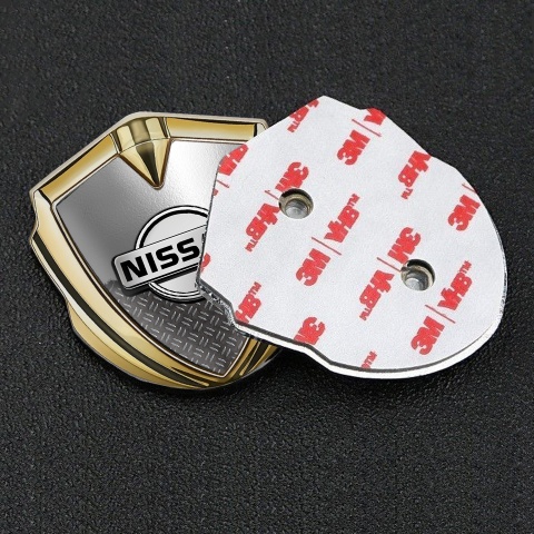 Nissan Abzeichen selbstklebend Goldtonfarbe Zerrissenes Metall Effekt mit Grau Logo