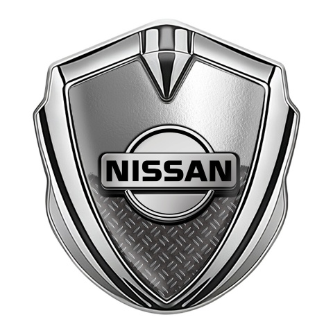 Nissan Abzeichen selbstklebend Silbertonfarbe Zerrissenes Metall Effekt mit Grau Logo