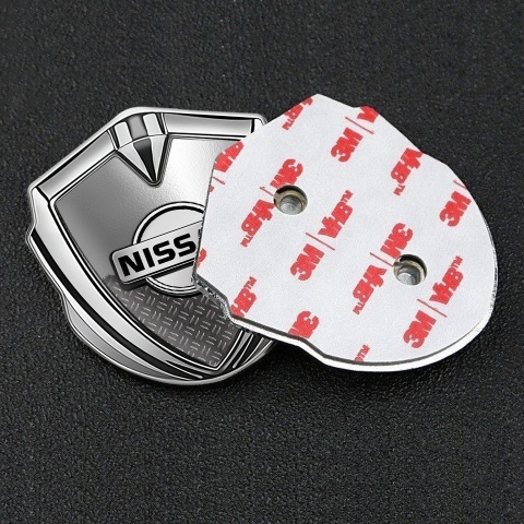 Nissan Abzeichen selbstklebend Silbertonfarbe Zerrissenes Metall Effekt mit Grau Logo