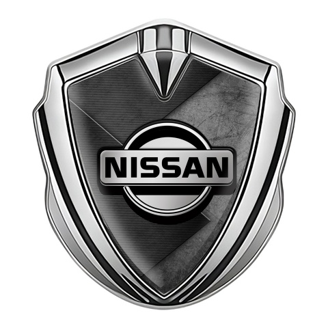 Nissan Seitenflugel Emblem Aufkleber Silbertonfarbe Schwarz Grau zerkratzte Oberflache Stil Mit Grau Logo