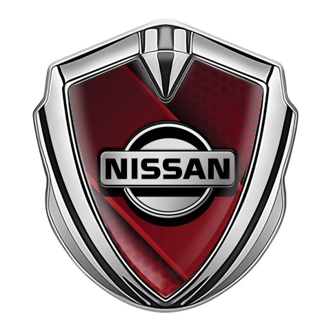 Nissan Emblem Abzeichen Silbertonfarbe Rote Diagonale Panel Hintergrund mit Grau logo Stil