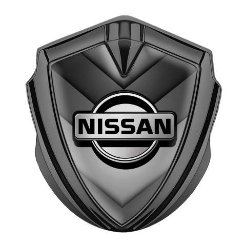 Nissan Emblem Abzeichen selbstklebend Graphit Tonfarbe mit Design Grau V Form