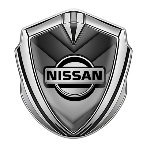 Nissan Emblem Abzeichen selbstklebend Silbertonfarbe mit Design Grau V Form