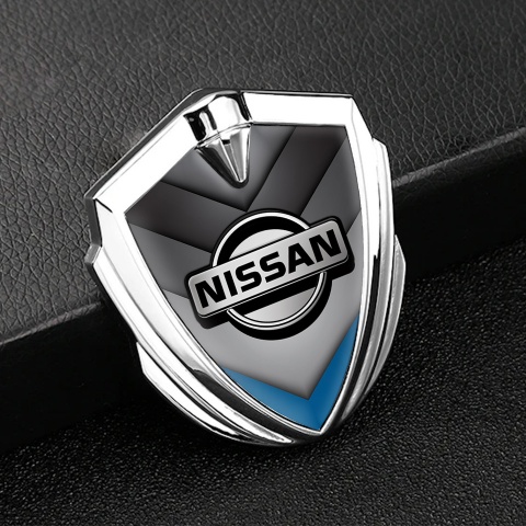 Nissan Emblem Auto Zeichen Silbertonfarbe V Form Design mit Blau Motiv