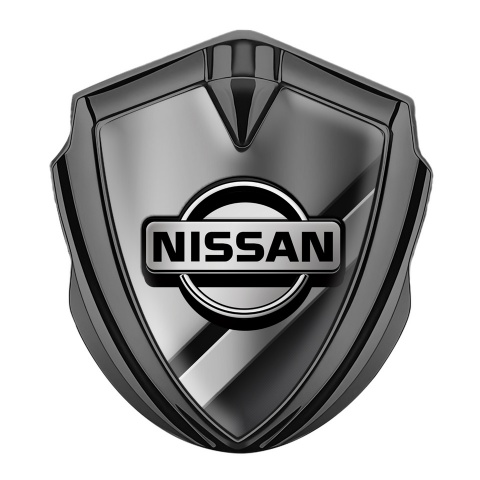Nissan Emblem Logo Schriftzug Aufkleber Graphit Tonfarbe Diagonale Metall Elemente Basis mit Grau Logo