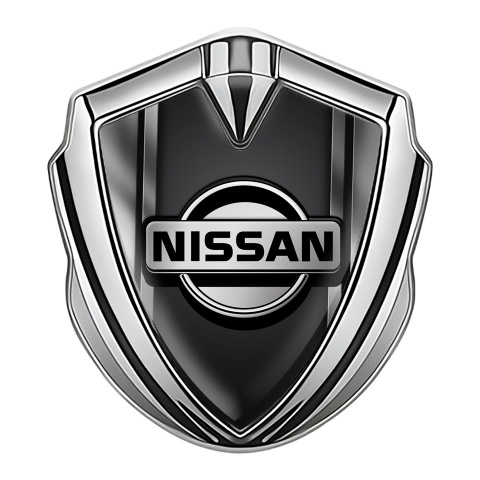 Nissan Emblem Abzeichen Silbertonfarbe MetallRahmen basis mit Graphit Panel Logo