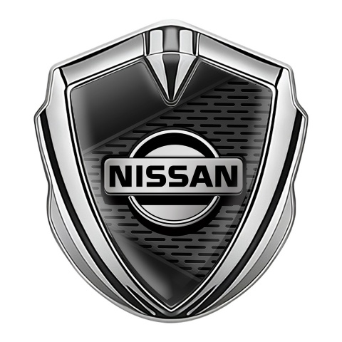 Nissan Selbstklebendes Metallaufkleber Emblem Silbertonfarbe Dunkles Mesh mit Schwarz Fragmente