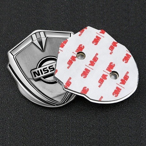 Nissan Abzeichen selbstklebend Silbertonfarbe Asphalt Effekt basis