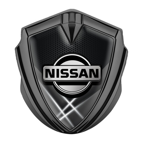 Nissan Emblem Logo Schriftzug Aufkleber Graphit Tonfarbe Dunkles Fundament mit Weiss Lichter Effekt