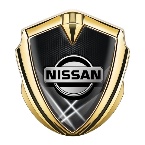 Nissan Emblem Logo Schriftzug Aufkleber Goldtonfarbe Dunkles Fundament mit Weiss Lichter Effekt