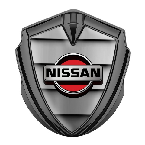 Nissan Emblem Abzeichen Graphit Tonfarbe Auto Gitter Effekt mit Rot Logo Motiv