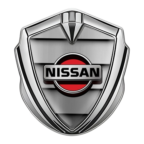Nissan Emblem Abzeichen Silbertonfarbe Auto Gitter Effekt mit Rot Logo Motiv