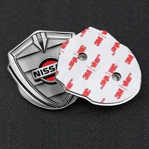 Nissan Emblem Abzeichen Silbertonfarbe Auto Gitter Effekt mit Rot Logo Motiv