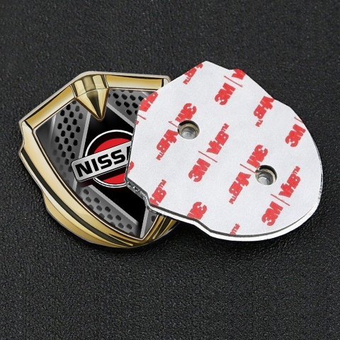 Nissan Abzeichen selbstklebend Goldtonfarbe Schabereffekt Basis mit Grau Rote Logo