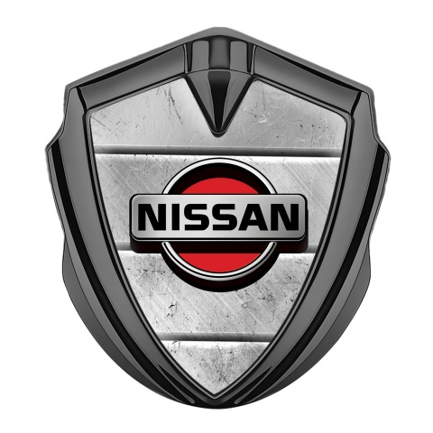 Nissan Emblem Abzeichen selbstklebend Graphit Tonfarbe Steinblocke Basis mit Rote Logo motiv