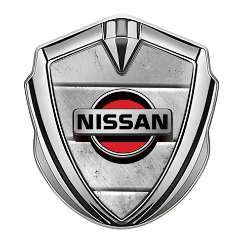 Nissan Emblem Abzeichen selbstklebend Silbertonfarbe Steinblocke Basis mit Rote Logo motiv