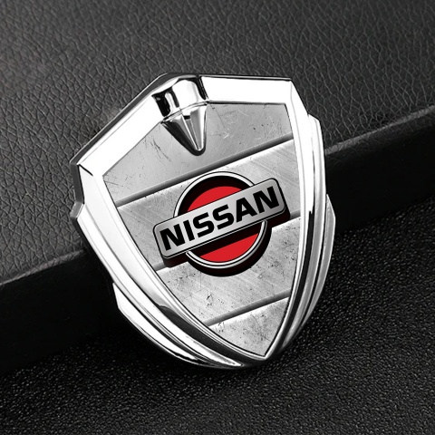 Nissan Emblem Abzeichen selbstklebend Silbertonfarbe Steinblocke Basis mit Rote Logo motiv