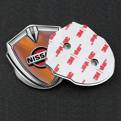 Nissan Emblem Aufkleber Autozubehor Silbertonfarbe Orange Hintergrund mit Rote Logo Motiv