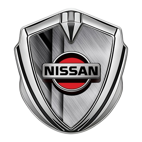 Nissan Emblem Logo Schriftzug Aufkleber Silbertonfarbe Metall Elemente Basis mit Rote Logo Motiv