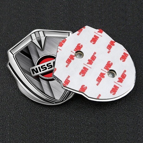 Nissan Emblem Logo Schriftzug Aufkleber Silbertonfarbe Metall Elemente Basis mit Rote Logo Motiv