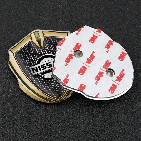 Nissan Abzeichen selbstklebend Goldtonfarbe Perforierter Stahl Design Version