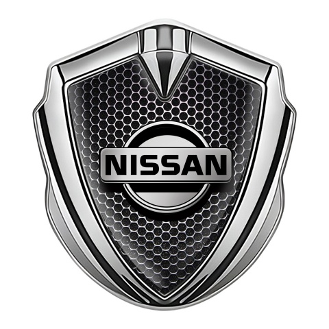 Nissan Abzeichen selbstklebend Silbertonfarbe Perforierter Stahl Design Version