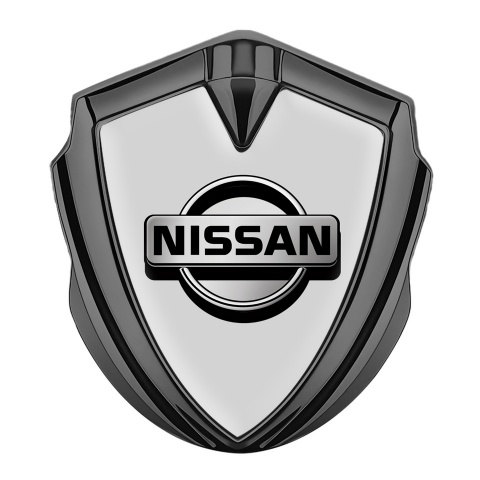Nissan Emblem Abzeichen selbstklebend Graphit Tonfarbe Grau Fundament mit Metall Logo Stil