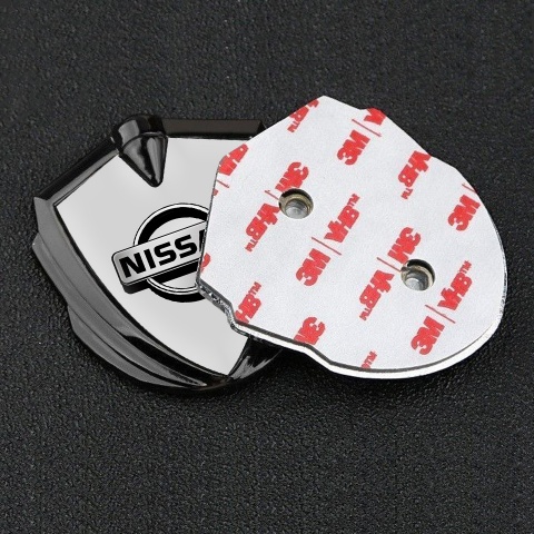 Nissan Emblem Abzeichen selbstklebend Graphit Tonfarbe Grau Fundament mit Metall Logo Stil