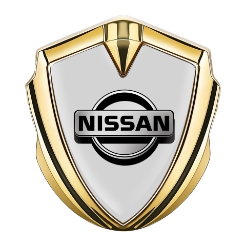 Nissan Emblem Abzeichen selbstklebend Goldtonfarbe Grau Fundament mit Metall Logo Stil