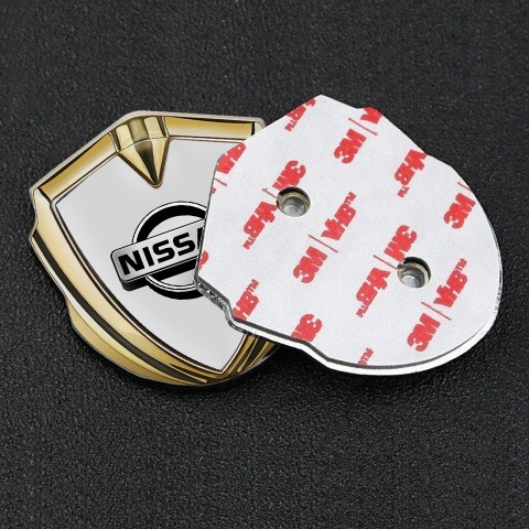 Nissan Emblem Abzeichen selbstklebend Goldtonfarbe Grau Fundament mit Metall Logo Stil