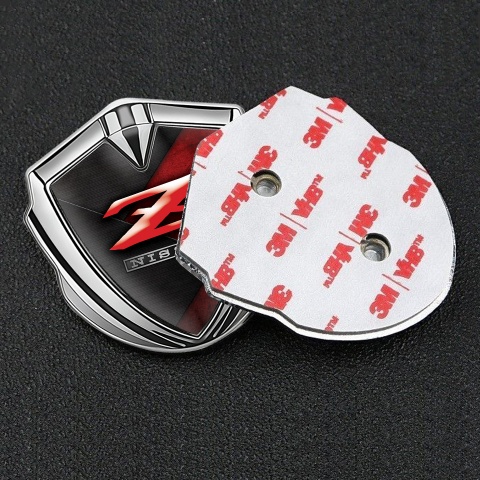 Nissan Emblem Abzeichen Silbertonfarbe Schwarz Rote Zerkratzte Oberflache Design