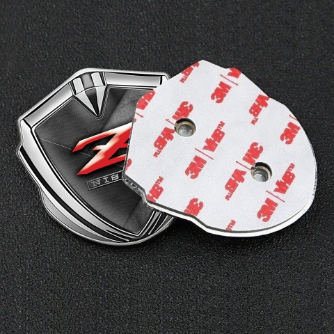 Nissan Z Abzeichen selbstklebend Silbertonfarbe Schwarz Grau Zerkratzte Oberflache Design