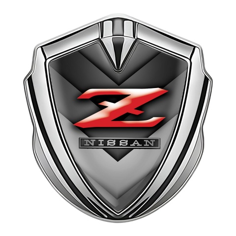Nissan Z Emblem Abzeichen selbstklebend Silbertonfarbe Grau V Form Elemente Hintergrund mit Rote Logo