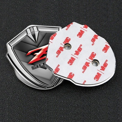 Nissan Z Emblem Abzeichen selbstklebend Silbertonfarbe Grau V Form Elemente Hintergrund mit Rote Logo