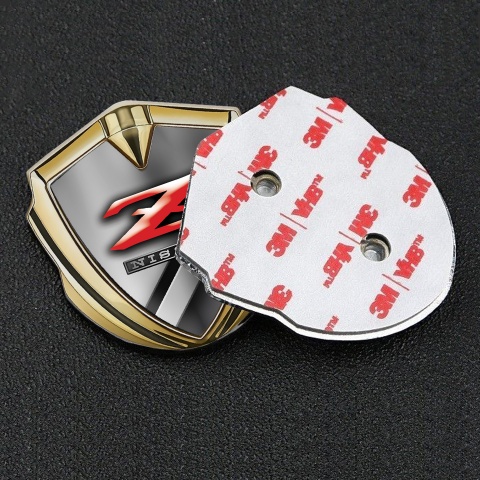 Nissan Z Emblem Auto Zeichen Goldtonfarbe Diagonale Metall Elemente mit Rote Logo Stil