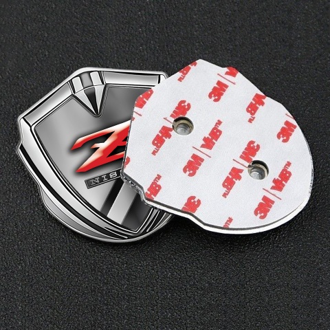 Nissan Z Emblem Auto Zeichen Silbertonfarbe Diagonale Metall Elemente mit Rote Logo Stil