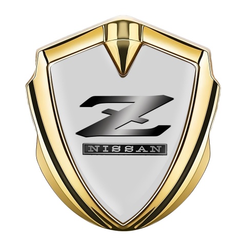 Nissan Seitenflugel Emblem Aufkleber Goldtonfarbe Grau Basis mit Metall Z Logo Stil