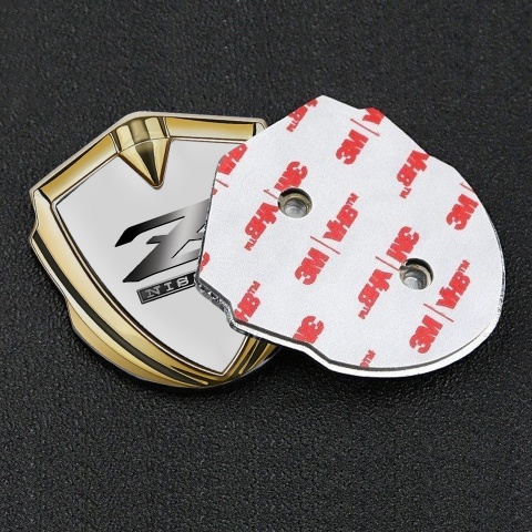 Nissan Seitenflugel Emblem Aufkleber Goldtonfarbe Grau Basis mit Metall Z Logo Stil