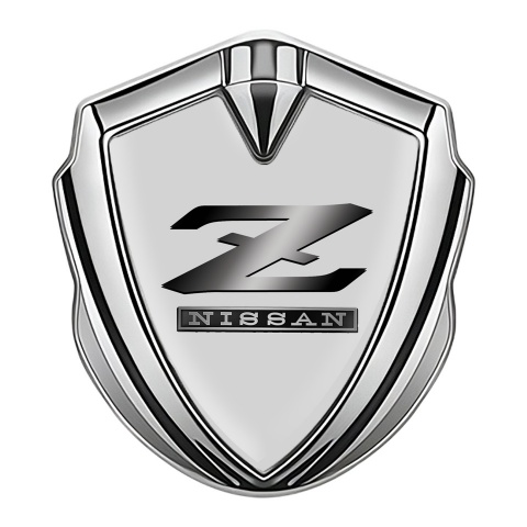 Nissan Seitenflugel Emblem Aufkleber Silbertonfarbe Grau Basis mit Metall Z Logo Stil