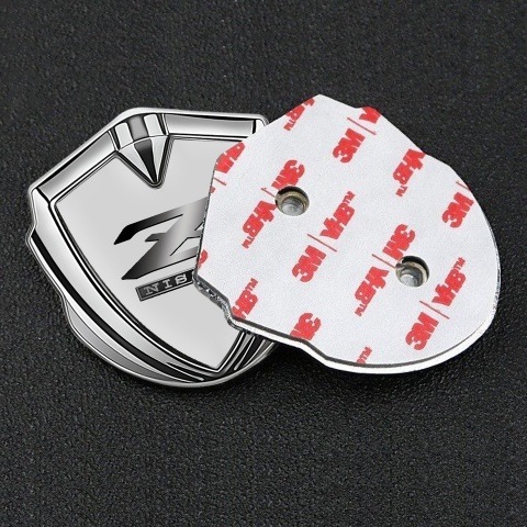 Nissan Seitenflugel Emblem Aufkleber Silbertonfarbe Grau Basis mit Metall Z Logo Stil