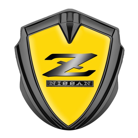 Nissan Z Emblem Abzeichen Graphit Tonfarbe Gelb Hintergrund mit Metall Logo Design