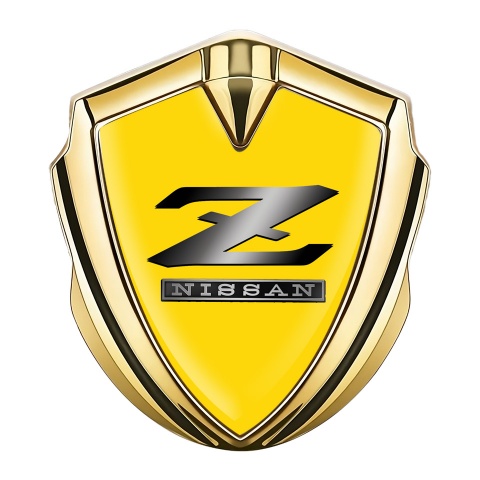 Nissan Z Emblem Abzeichen Goldtonfarbe Gelb Hintergrund mit Metall Logo Design