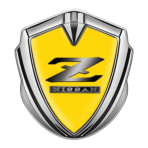 Nissan Z Emblem Abzeichen Silbertonfarbe Gelb Hintergrund mit Metall Logo Design