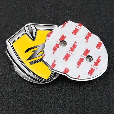 Nissan Z Emblem Abzeichen Silbertonfarbe Gelb Hintergrund mit Metall Logo Design