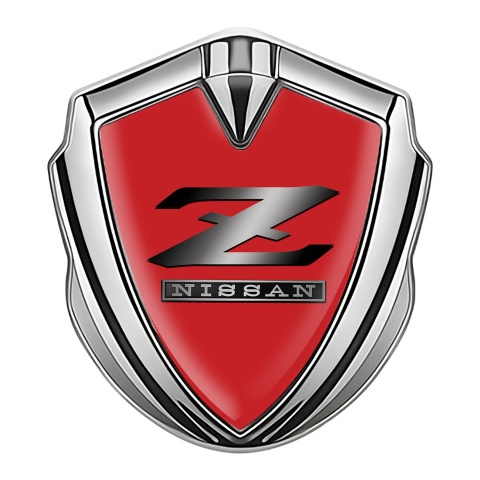 Nissan Z Abzeichen selbstklebend Silbertonfarbe Rote Fundament mit Metall Logo Stil