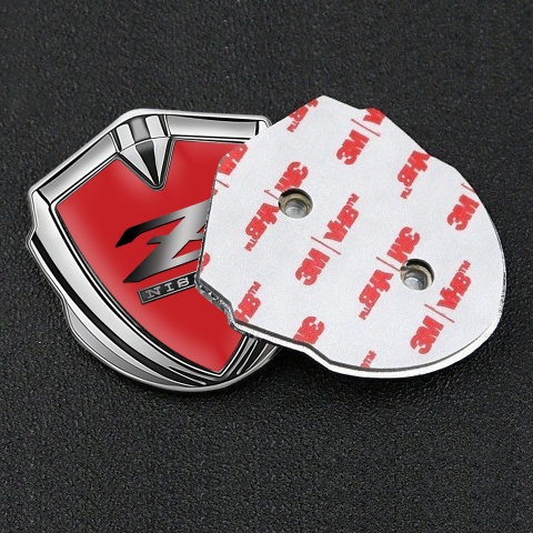 Nissan Z Abzeichen selbstklebend Silbertonfarbe Rote Fundament mit Metall Logo Stil